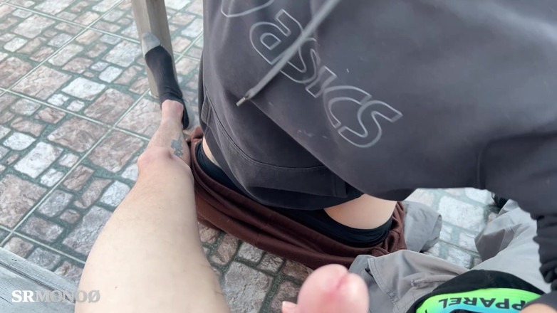 SrMono: Mon ami veut me sucer sur la terrasse