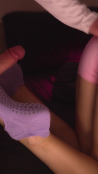 Yoga Sockjob - teplé sperma po celých ponožkách