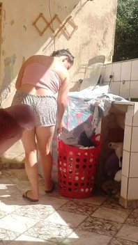 Ich habe meine stieftochter beim waschen in shorts erwischt, ich wurde geil und ich mochte ihre super heiße muschi