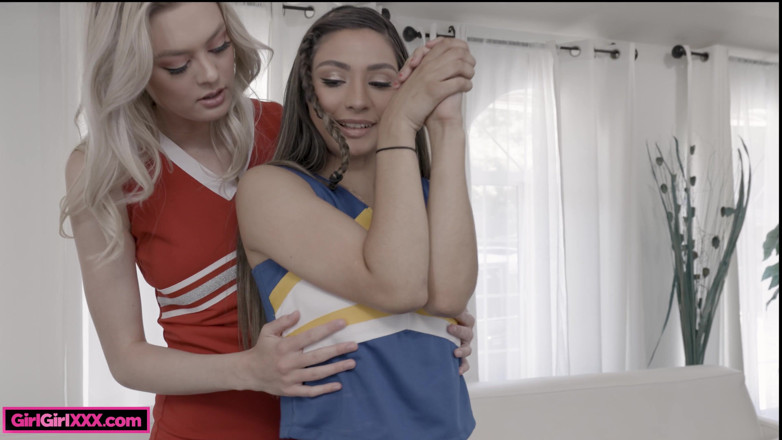 Girl Girl XXX: Majoretele Amber Moore și Nina Nieves se întind reciproc