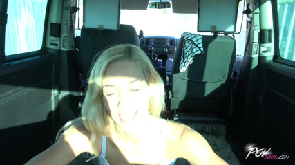 POV Bitch: Rubia linda consigue preñada durante el sexo en el coche