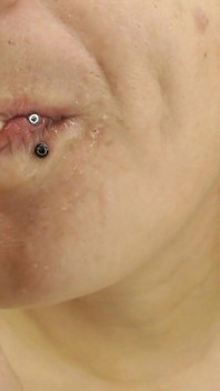 Frech fetisch-banane essen, piercings mit großen lippen