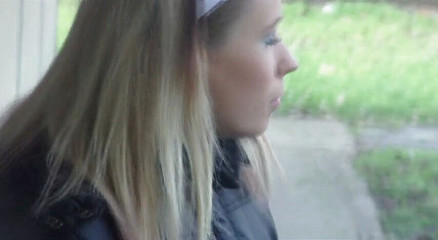 Femdom Austria: Sevimli genç kız açık havada sigara içiyor