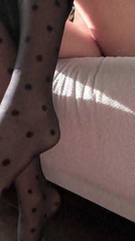 Morena Magra De Meia-calça Faz Uma Excelente Massagem Com Os Pés, Rimming E Masturbação Manual Com Abundante Gozo