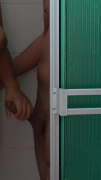 Eu interrompo o chuveiro do meu meio-irmão, eu quero que ele chupa e fode minha buceta.