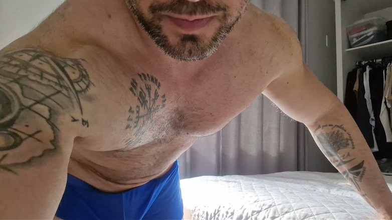 Dom Tatuado: 근육질에 자신감 넘치는 남성이 당신에게 손으로 자위를 해주며 사정할 때까지 초대합니다