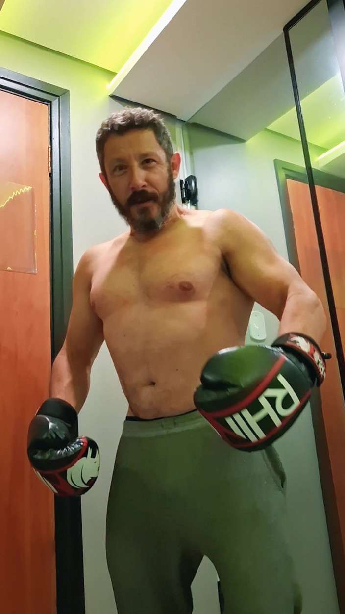 Punchbagplz: Gouine Wrestler - sesja treningowa kultu mięśni POV