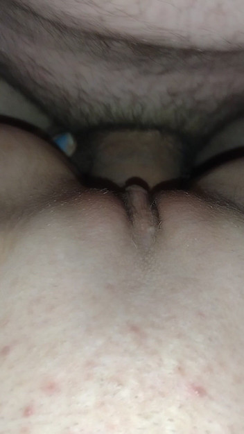 Alyssaann711: Arbetar detta svamphuvud mellan hennes fitta läppar sedan skjuter det...