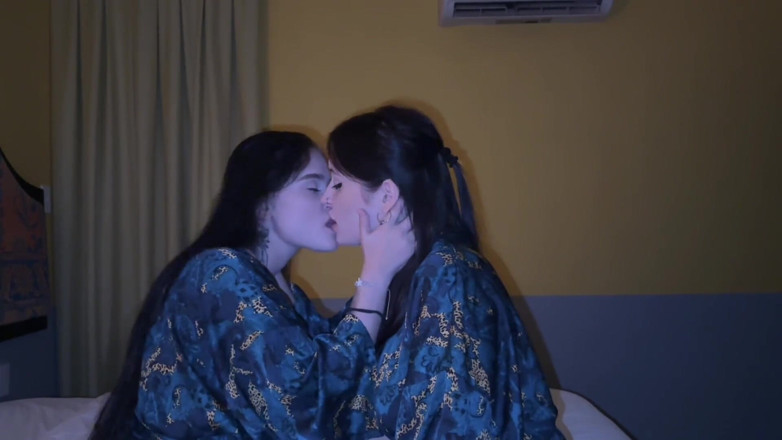 LuchCrush: Дика добірка оргазмів і лесбійських поцілунків