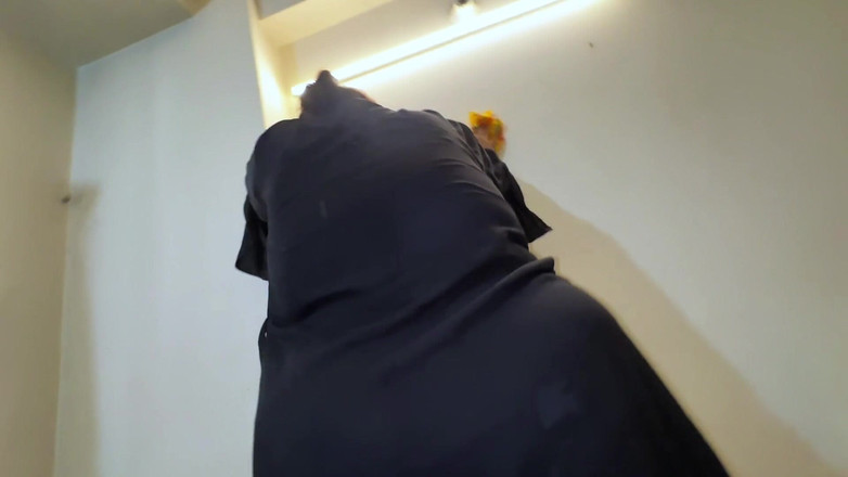 Aria Mia: Lübnanlı ateşli hizmetçi odamı temizliyor ve şişmiş meme ucuyla sarkan göğüslerini...