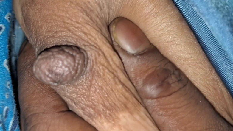 Catchybusty: Bhabhi Akela Ab Ye Peelegi Ghapa Ghap