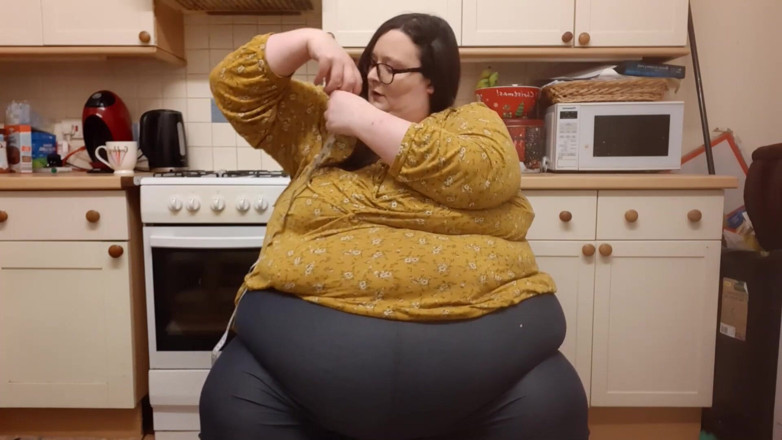 SSBBWLadyBrads: Une SSBBW s'est assise sur des pouces énormes