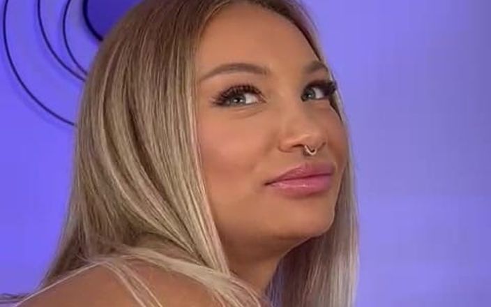Monika Fox: Monika fox seksi dengan gaun pink lagi pose dan bugil
