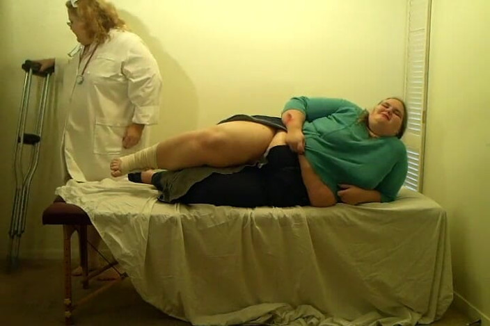 BBW nurse Vicki adventures with friends: Angie Est tombée ici, elle est dans la salle d'examen...