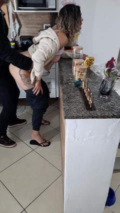 Gabi SweetCouplesStories: Enteada não pode nem descansar enquanto faz o café da...