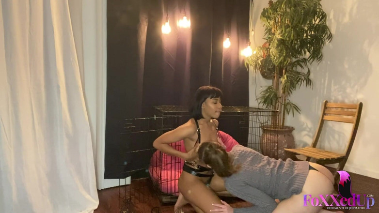 Jenna Foxx: Submissive MILF Jenna Foxx loves to please pussy and feet!!