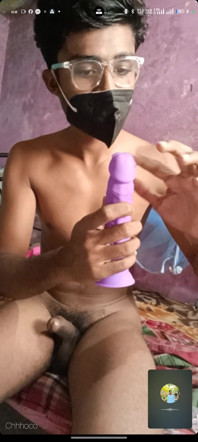 Indiana sissy effeminato chhhoco cavalca un dildo sul travestito
