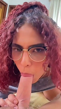 Sie hatte einen traum, mir einen schlampigen blowjob zu geben - sexy rothaarige zeigt heißen und hardcore-blowjob und halsfick in pOV