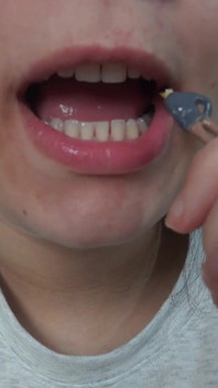 La mia sorellastra gigantessa gioca da dentista con il piccolo fratellastro,