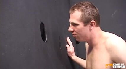 Gay Diaries: Chico chupa pocos tipos a través del gloryhole antes de...