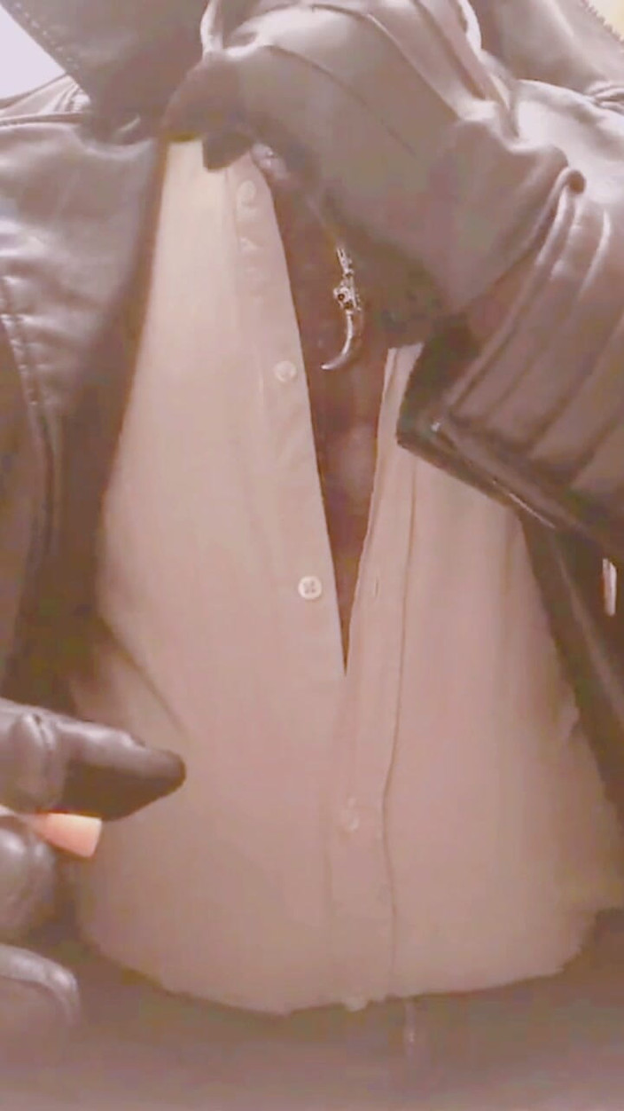 Black smoking muscle stepdad: Maskovaná kožená oblečená bradavka hraje s nafouknutým břichem Smoke