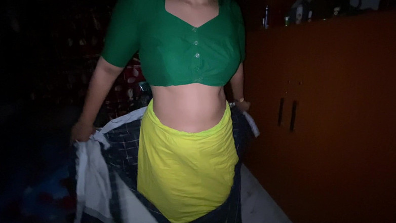 Tasnim Zara: Krásná desi kráska přichází z venčí a mění své sárí.