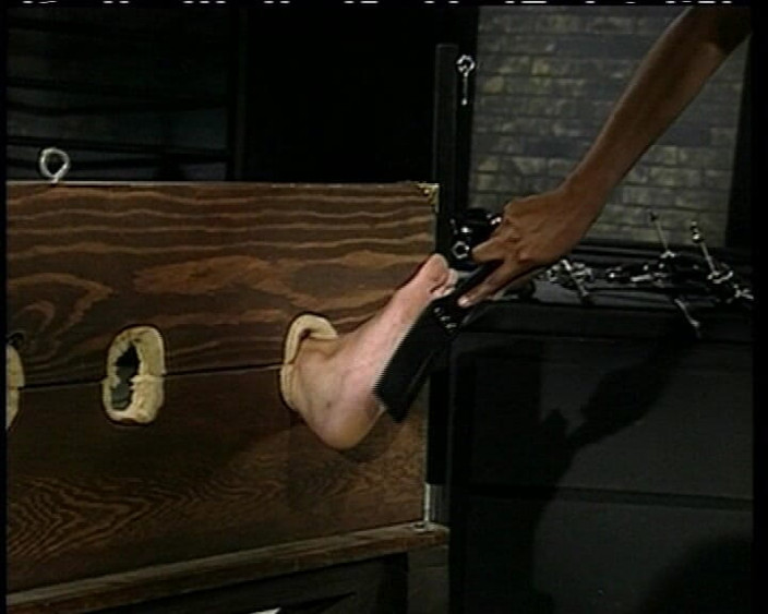 Deutsche Madchen: Domina kulit hitam harus menggunakan milf kulit putihnya yang diikat
