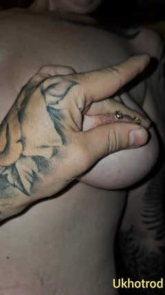 Esposa em pêlo quer paus estranhos dentro de sua buceta