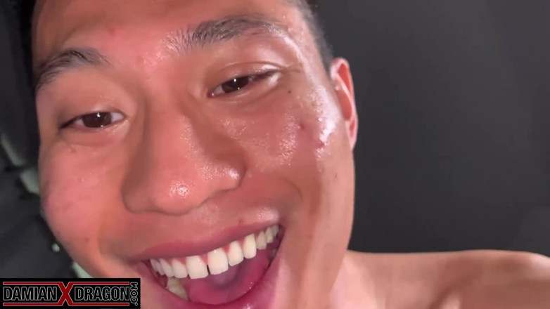 DamianXDragon: Musculosa asiática Damian Dragon seduce y folla lindo chico gay...