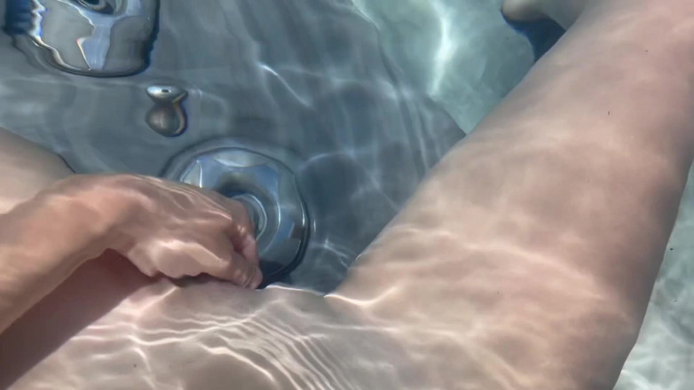 Artemisia Love: Italienska stora tuttar Artemisia älskar sexig förstapersonsvy Fitta spela i jacuzzin...