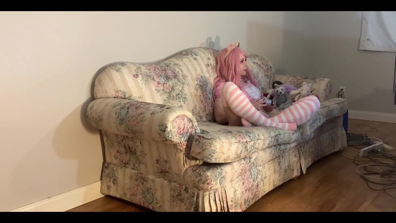 EmoDream1998: Figliastra bloccata sotto l'albero di Natale, si fa mangiare il...