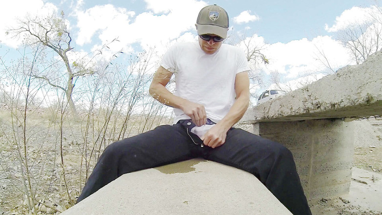 Lapetus: Celana hitam dan celana dalam putihku kencing di 4 taman