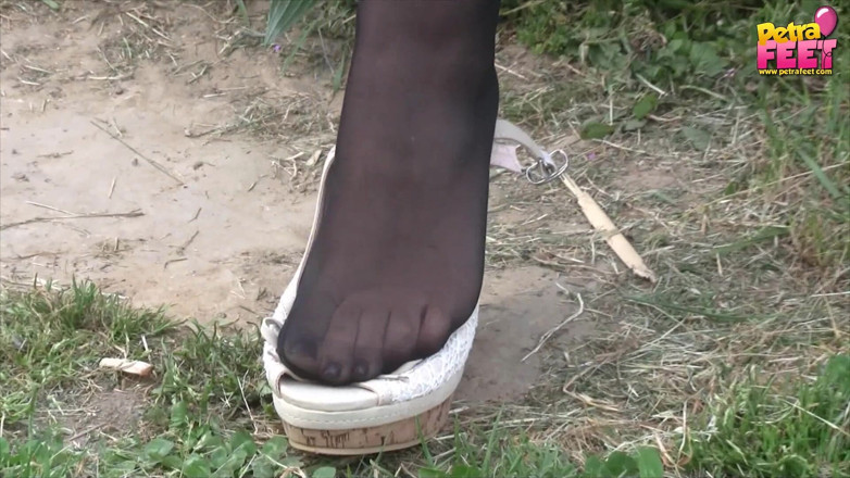 Foot Fetish HD: Petra на скамейке