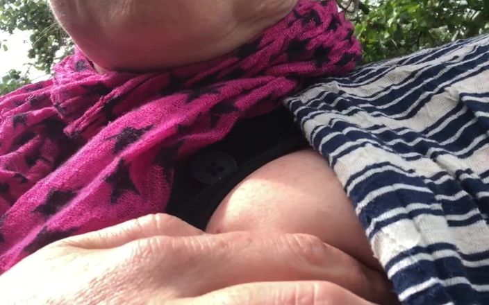 MistressWriggler: Offentlig tuttlek medan du går utomhus