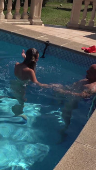 Une MILF insatiable chevauche son amant dans la piscine