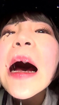 Momoka Arisu wpycha do nosa sześć bawełnianych wacików i robi slime z własnym śluzem!
