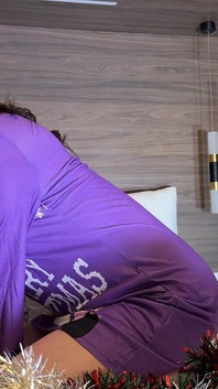 Süper ateşli inanılmaz güzel ateşli esmer hatun oynamak için bir yarak alıyor ve Noel ve yeni yıl için mevcut olarak boşaltıyor