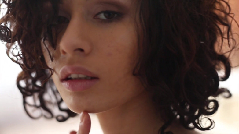 StasyQ: Una seducente ragazza mora mostra il suo corpo sexy