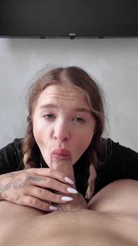 Jak Kouřím Velkého Čůráka Svému Příteli a Polykám Ženský Mrdku POV