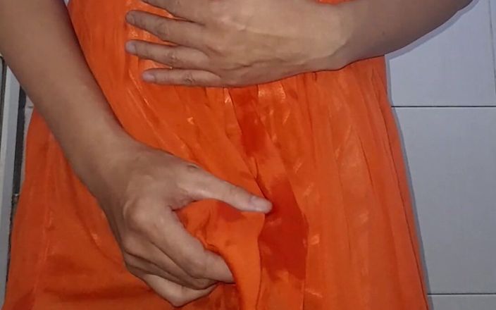 Naomisinka: Người mặc đồ xuyên thấu châu Á xuất tinh khi mặc váy...