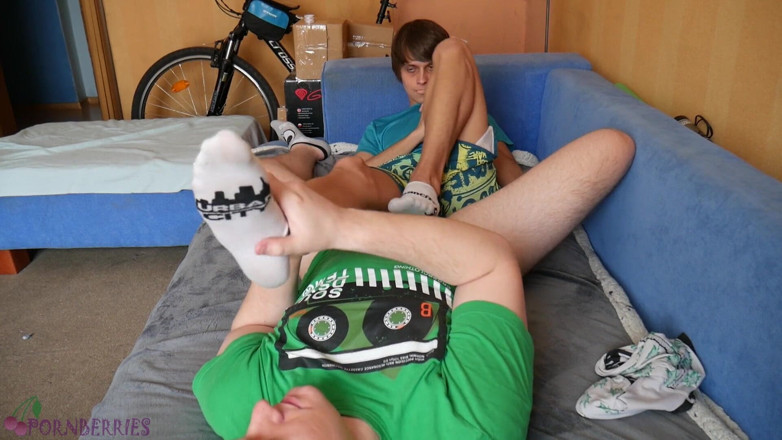 Ethan Alex: Il twink sneaker fa un footjob ed adora i piedi