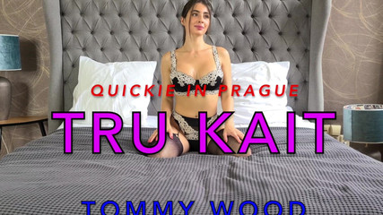 Tommy Wood XXX: Bronz çizgili latin kadın pembe amcığının her yerine boşalmama izin veriyor