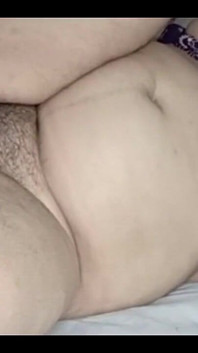 Una bbw molto calda desi netu viene scopata molto duramente con un gemito sexy in hindi