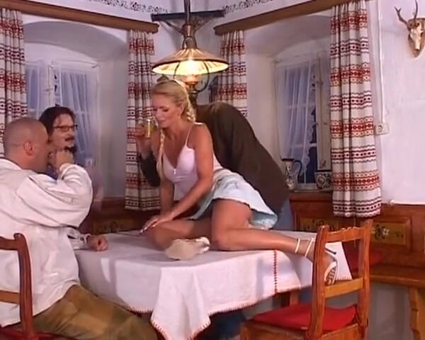 Enjoy German porn: Bella bionda tedesca scopata da tre tizi