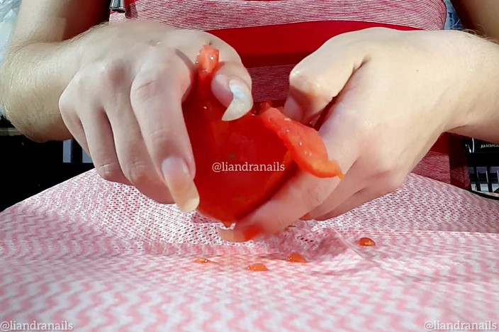 Goddess Li: Bir Domatesi Yok Ediyor