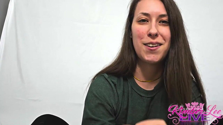 Kimber Lee: Gavat kimber lee'den elle muamele hediyesi alıyor