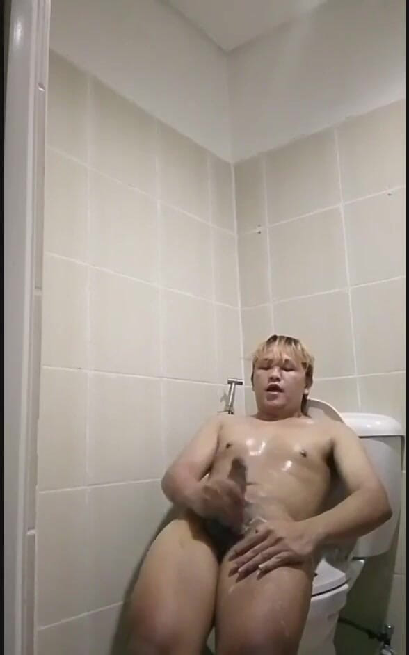 Fleshlab Gay: Filipínský twink chlapec jí své vlastní sperma !!