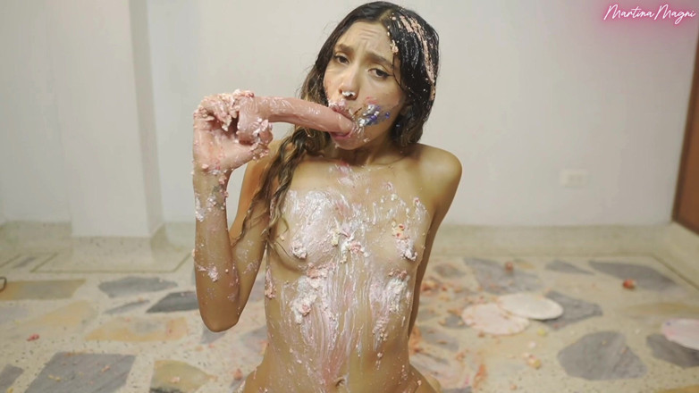 MartinaMagni: I Destroy My Clothes and Three Cakes
