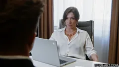 La commercialista lesbica scopre che adora succhiare un cazzo per poi sborrare dentro - Sata Jones, Matthew Meier