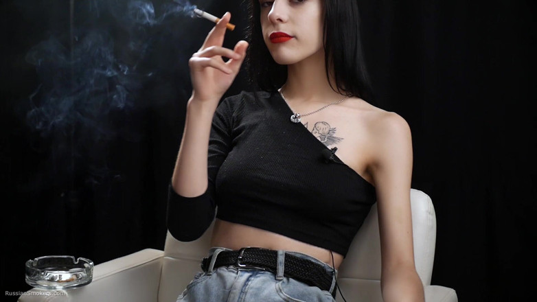 Russian Smokers: Awek pancut mani merokok dua batang merah
